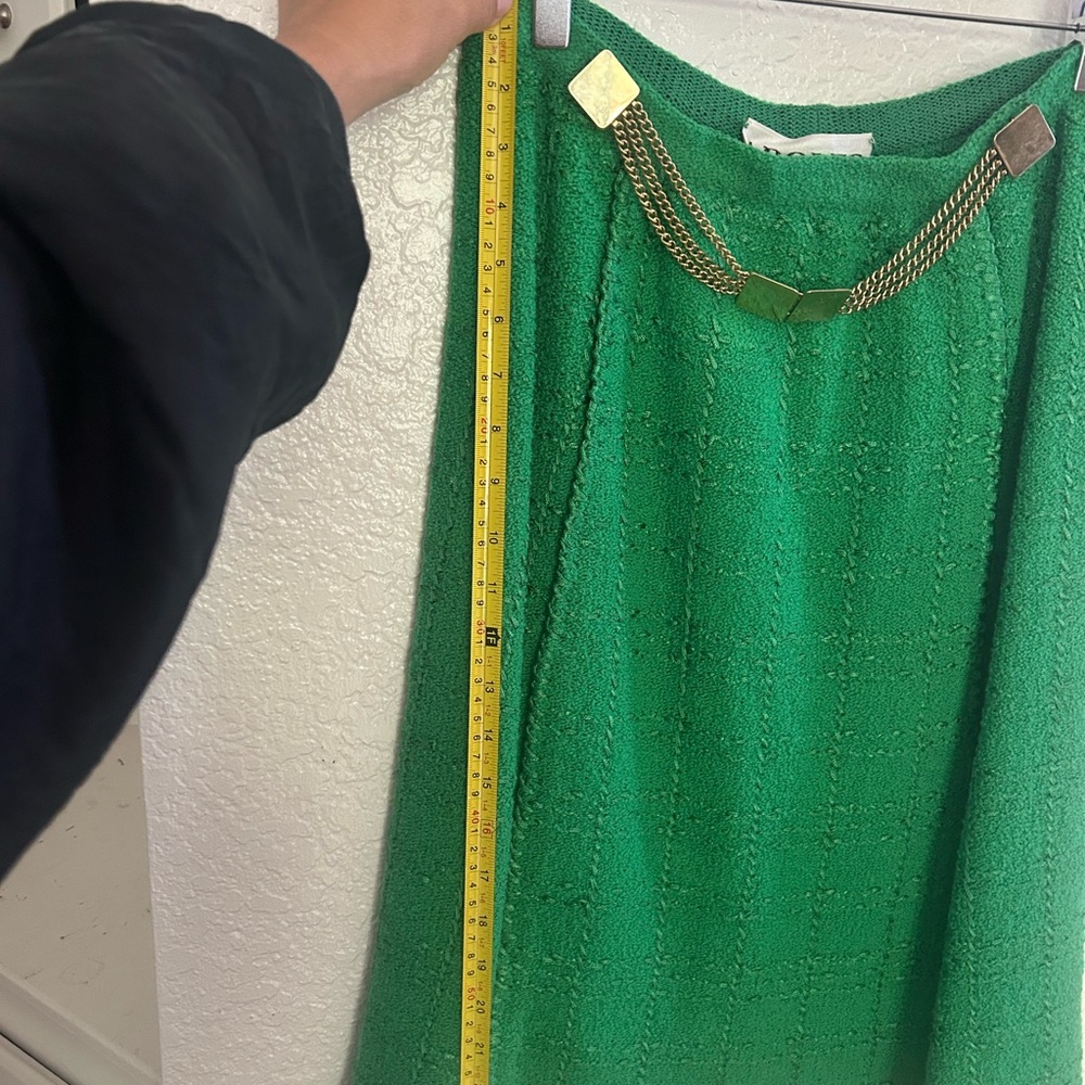 VINTAGE ADOLFO DOMINGUEZ SAKS FIFTH GREEN TWEED JACKET/SKIRT WITH GOLD ACCENTS. - Picture 2 of 10